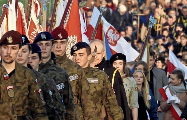 Przemarsz uczestników Święta Niepodległości na wojskowy cmentarz w Bielsku-Białej