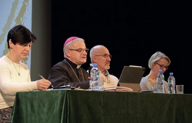 Wraz z biskupem do stołu prezydialnego zasiedli współpracownicy świeccy