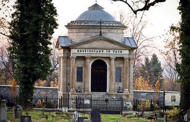 Na odrestaurowanym mauzoleum widnieje łacińska sentencja „Requiescant in pace”, czyli „Niech spoczywają w pokoju”