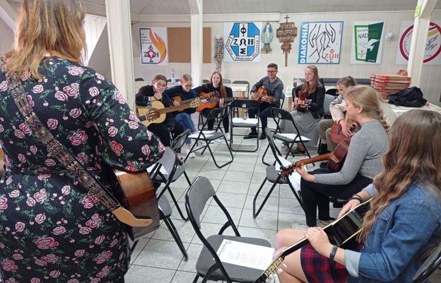 Uczestnicy doskonalili umiejętność gry na gitarze.