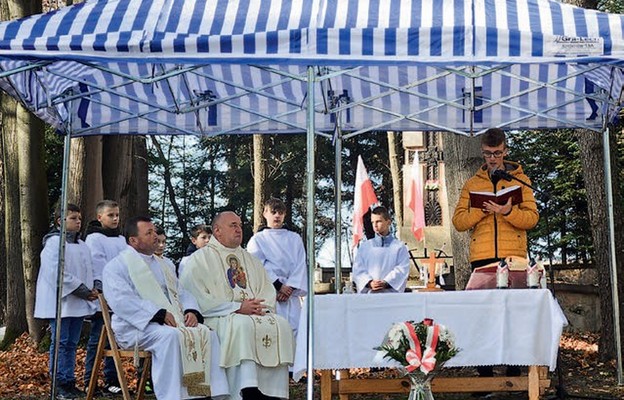 W centrum cmentarza została odprawiona Msza św. za tych, którzy walczyli o wolność ojczyzny