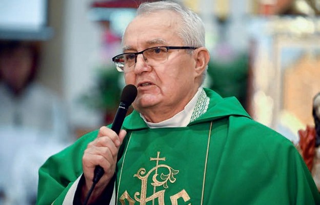 Bp Mendyk obiecał, że ks. prał. Kucharski zostanie w parafii tak długo, jak
będzie mu pozwalało zdrowie i jak długo będzie tego chciał