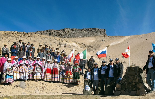 Ceremonia odsłonięcia obelisku u źródła Amazonki na Nevado Quehuisha