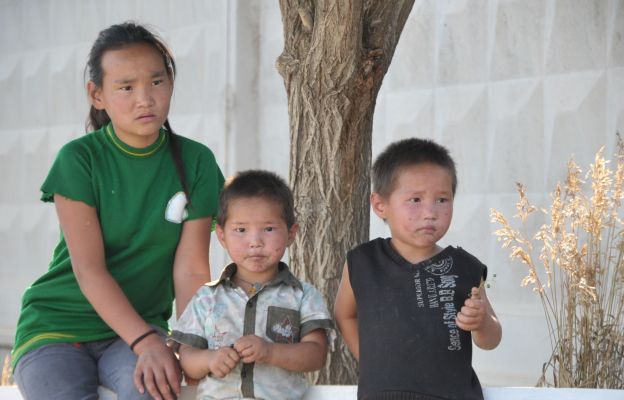 Nasze nieużywane ubrania mogą pomóc przetrwać zimę dzieciom ulicy w Mongolii