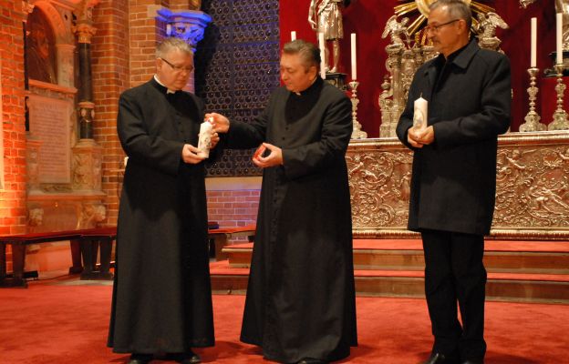 We wrocławskiej katedrze dyrektor Caritas uroczyście odpalił świece Wigilijnego Dzieła Pomocy Dzieciom