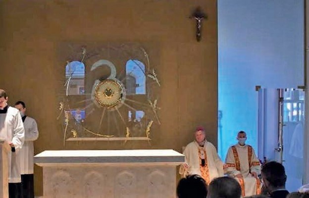 W kaplicy odbywa się całodobowa adoracja Najświętszego Sakramentu