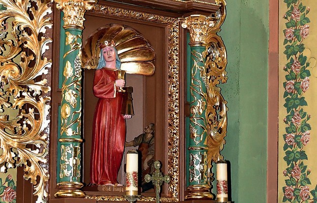 Figura św. Barbary jest ozdobą jednego z ołtarzy grabownickiej świątyni
