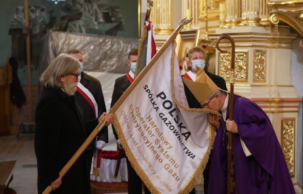 Bp Jan Wątroba poświecił sztandar jasielskich gazownikow