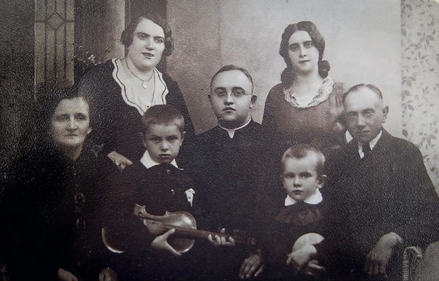 Od lewej: matka Józefa, siostra Pelagia z synami Zdzisławem i Marianem, w środku ks. Ludwik, siostra Cecylia i ojciec Władysław