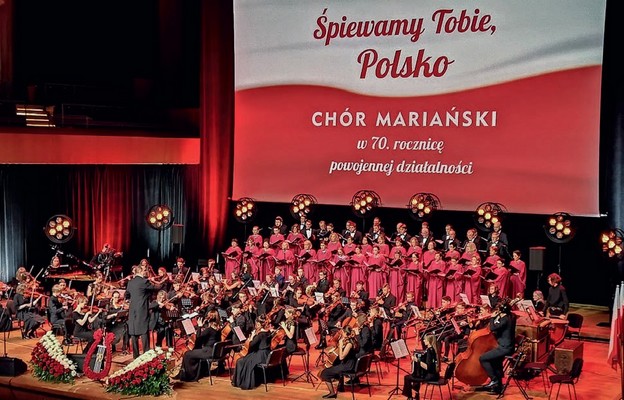 Mieszany Chór Mariański i Krakowska Młoda Filharmonia w czasie jubileuszowego koncertu
