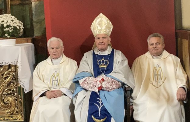 Bp Ignacy Dec w asyście ks. proboszcza Jarosława Zabłockiego i ks. prał. Jana Mycka z diecezji legnickiej