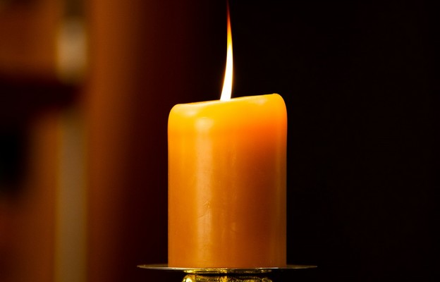 #WdzięczniJP2 – zapal w oknie świecę o godz. 21.37