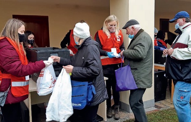 Świąteczne paczki z żywnością są wielką pomocą, ale bezcenną wartością jest obecność drugiego człowieka