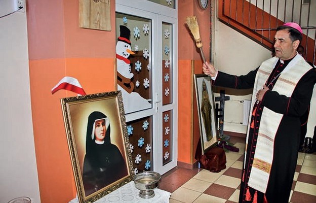 Pasterz diecezji poświęcił figurę św. Faustyny oraz obraz patronki szkoły