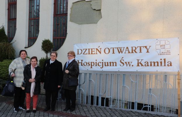 Lek. med. Anna Byrczek z wolontariuszkami zachęca do wspierania hospicjum. 
