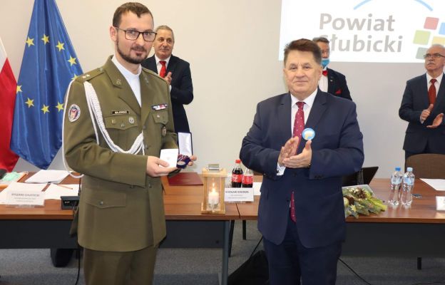 Ks. ppor. Marcin Majewski odebrał medal 21 grudnia podczas uroczystej Sesji Rady Powiatu.
