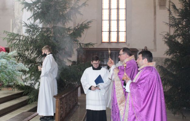 Uroczysta procesja z relikwiami błogosławionych kapłanów