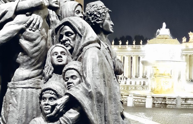 Od września 2019 r. na placu św. Piotra stoi rzeźba przedstawiająca tratwę pełną migrantów