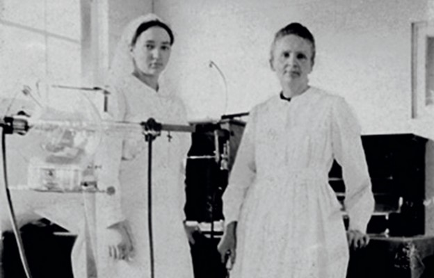 Maria Skłodowska-Curie z córką Ireną w polowej pracowni radiologicznej, 1915 r.