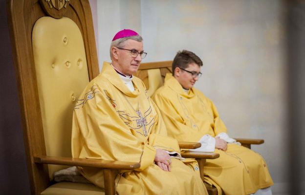Ks. Biskup Ordynariusz w czasie Mszy św w katedrze