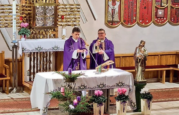 Ks. Piotr Cebula i ks. Bogdan Stelmach w czasie Eucharystii inaugurującej spotkania