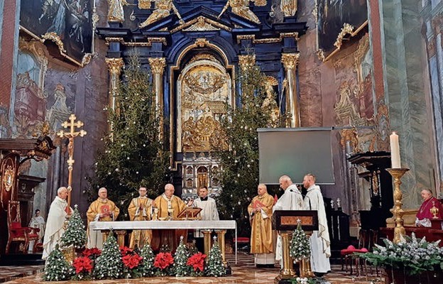 W okresie Bożego Narodzenia główny ołtarz w katedrze zdobi wyzłocona płaskorzeźba przedstawiająca stajenkę betlejemską