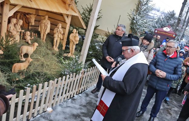 Ks. Jerzy Mrukwa pobłogosławił Istebniańskie Betlejem. 