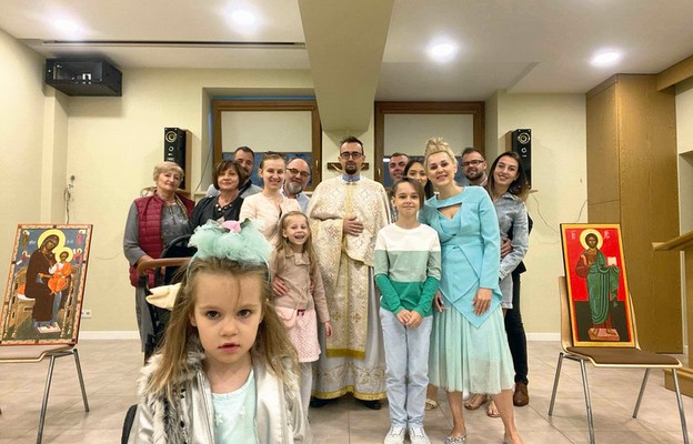 Ks. Igor Małysz wśród swoich parafian podczas świątecznego spotkania