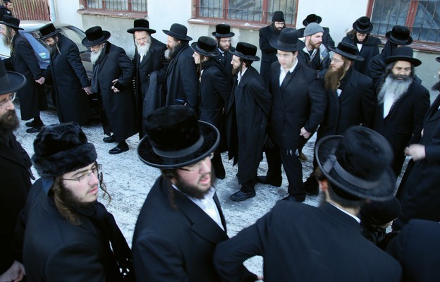 Co roku do Lelowa przybywają ortodoksyjni Żydzi, aby modlić się u grobu cadyka Dawida Bidermana