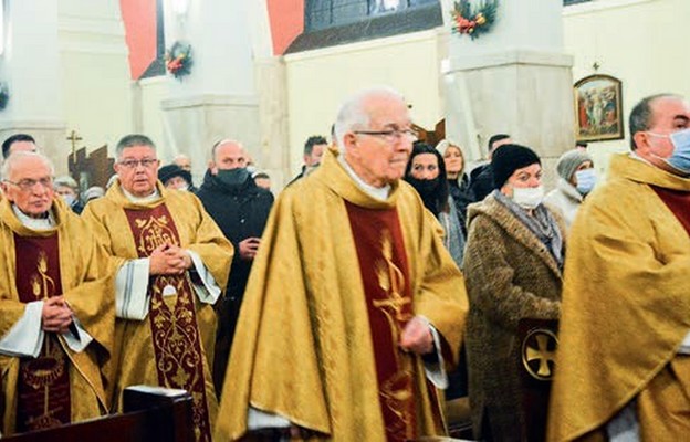 Ks. Józef Drabik pomiędzy kapłanami – seniorami brzeskiej parafii