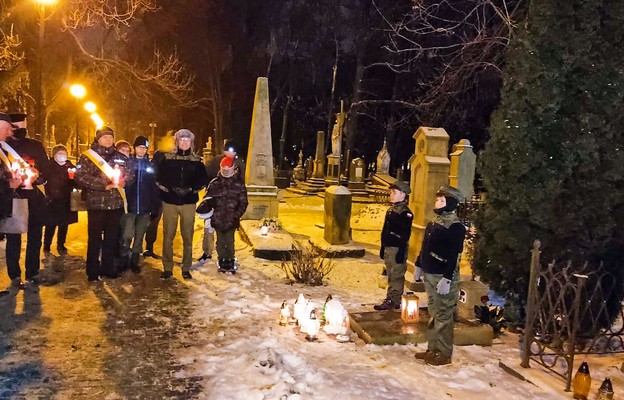 Marsz rozpoczął się przy symbolicznym grobie dzieci nienarodzonych na Starym Cmentarzu