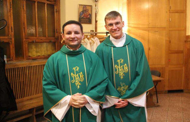 Ojciec Pedro Morais z Brazylii i ks. Konrad Jasiewicz - wikariusz parafii Podwyższenia Krzyża Świętego w Zielonej Górze