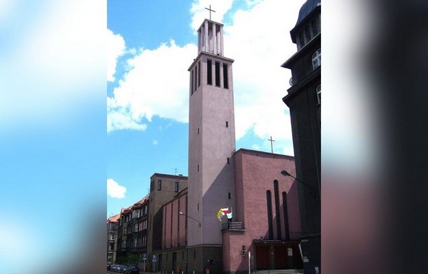 Katowice: policja poszukuje sprawcy zniszczenia kościoła garnizonowego