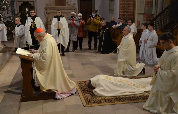 Parafianie i goście cieszyli się pobłogosławieniem o. Adriana na dalszą posługę w klasztorze cystersów, tym razem w innej roli