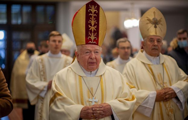 Biskup  senior Kazimierz Górny oraz bp Edward Białogłowski w czasie Mszy św. w rocznicę Sakry biskupiej