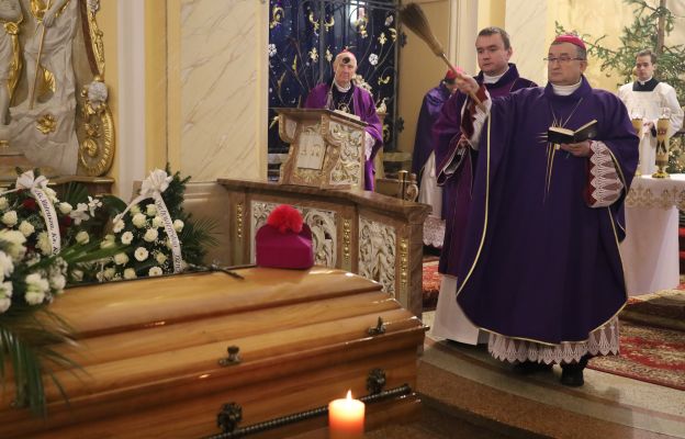 Obrzędowi ostatniego pożegnania w Polanicy przewodniczył bp Stefan Regmunt