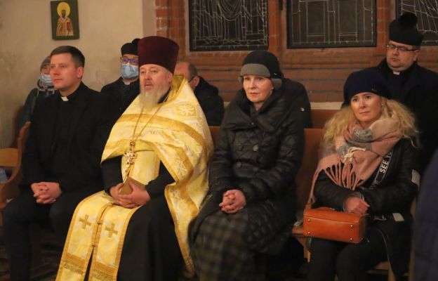 W centrum zdjęcia prawosławny kapłan ks. Piotr Nikolski wraz żoną Natalią, w czasie nabożeństwa ekumenicznego w cerkwi 