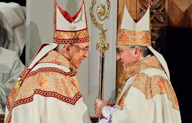 Abp Celestino Migliore, ówczesny nuncjusz apostolski w Polsce, przekazuje pastorał abp. Depo