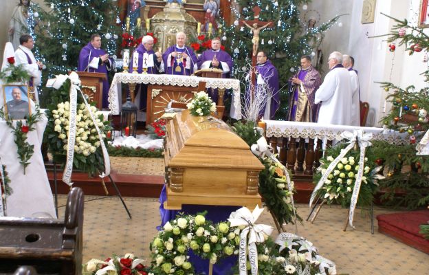 Żałobną Eucharystię koncelebrowali także ks. Marian Kopko, ks. Tomasz Nuckowski, ks. Wiesław Pisarski i ks. Jan Ordowski  