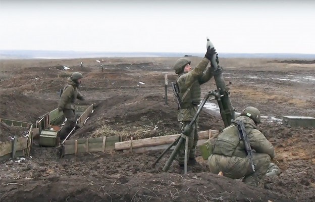 Żołnierze 150. Dywizji Strzelców Zmotoryzowanych Południowego Okręgu Wojskowego podczas ćwiczeń ostrzału z moździerza.
Obwód Krasnodarski, Rosja, 26 stycznia