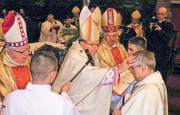 Konsekratorem biskupa Andrzeja był abp Marian Gołębiewski, a współkonsekratorami kard. Henryk Gulbinowicz i bp Ignacy Dec