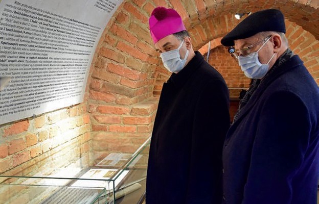 Wystawę można oglądać w podziemiach klasztoru