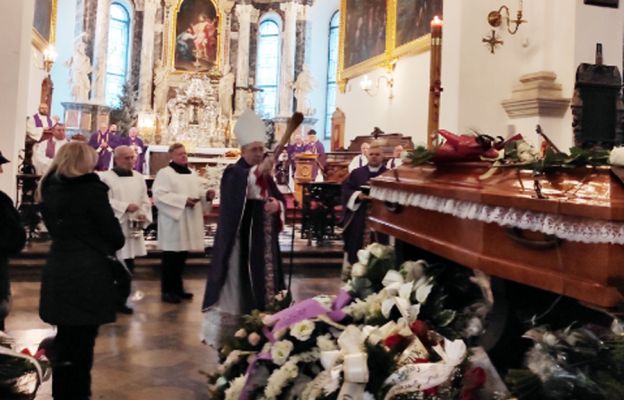 Obrzędy ostatniego pożegnania poprowadził bp Marian Rojek