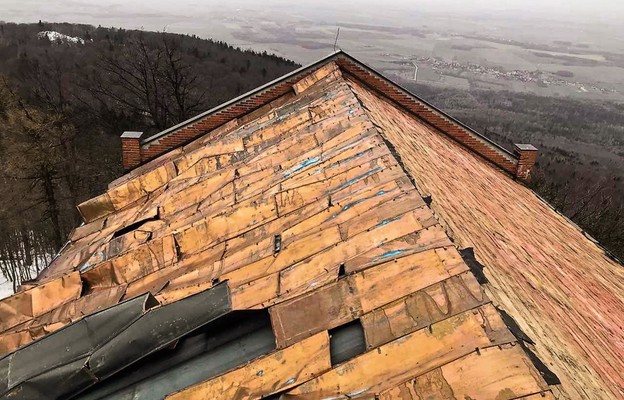 Wichura zerwała dach kościoła