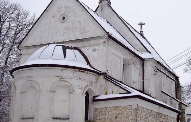 Małoszów, kościół w zimowej szacie