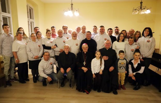 Pamiątkowe zdjęcie członków Apostolatu, przybyłych na noworoczne spotkanie z biskupem