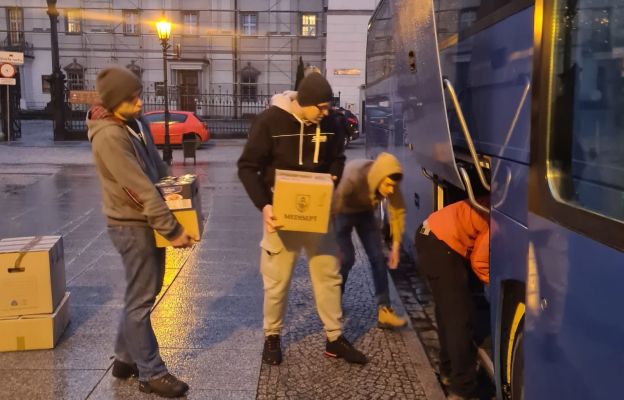 Autokar wypełniony darami przekazanymi przez mieszkańców Świdnicy