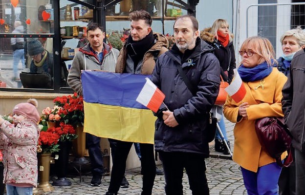 Świdniczanie w spontanicznym geście poparcia dla Ukraińców spotkali się na rynku