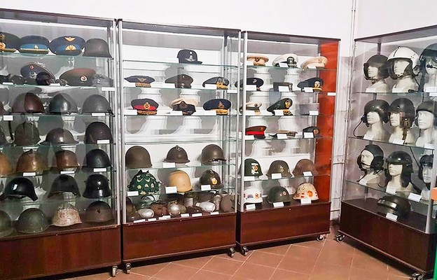 Wystawa prezentuje wojskowe nakrycia głowy z różnych krajów