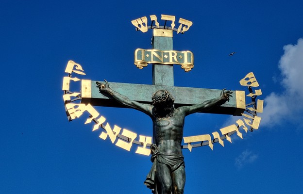 Święty, święty, święty Jahwe Zastępów - oto słowa umieszczone na wspomnianym krzyżu - krzyż na Moście Karola